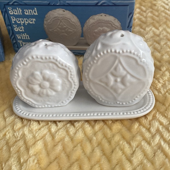 Napkin holder and Salt and Pepper Set with Tray - Picture 5 of 11